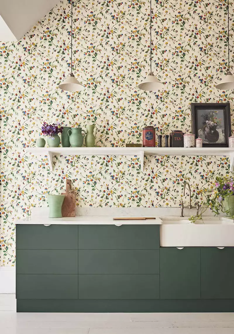 ظاهر جذاب کابینت آشپزخانه با استفاده از کاغذ دیواری