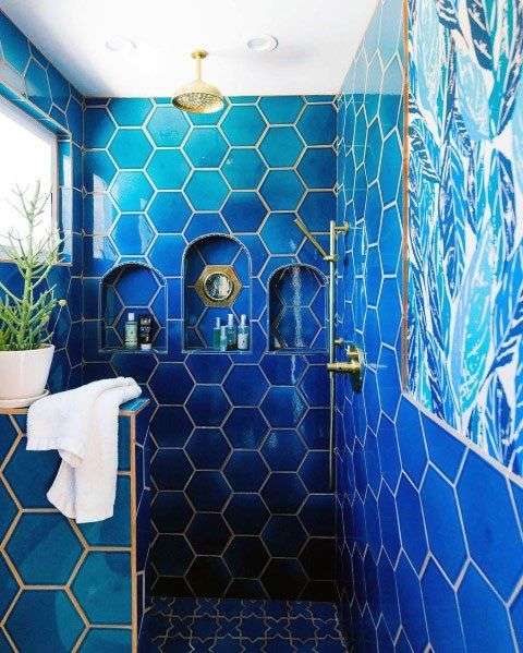 حمام با کاشی‌های شش گوش آبی پررنگ که بندکشی آن به رنگ طلایی انجام شده