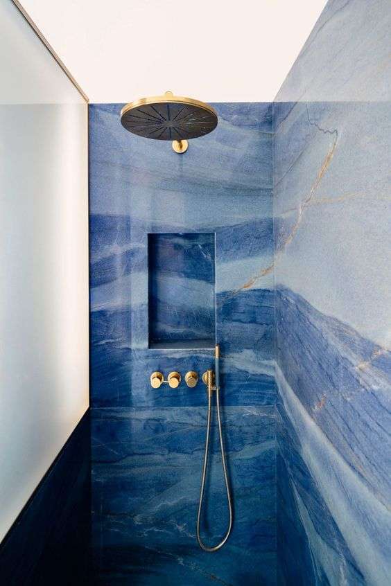 حمام با کاشی‌های آبی پررنگ و جذاب، وسایلی به رنگ طلایی