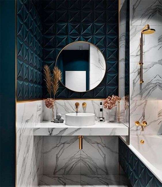 عکس حمام آبی و طلایی - یک حمام شیک با کاشی‌های مرمر سفید و سرمه‌ای