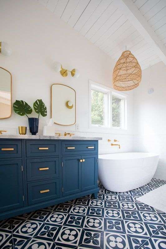 نمونه عکس ترکیب رنگ حمام آبی و طلایی
