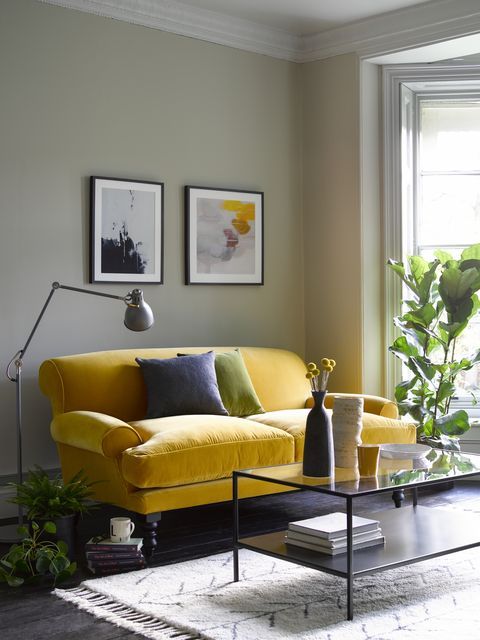 اتاق نشیمن سبک مدرن میانه قرن با دیوارهای خاکستری، مبل قدیمی زرد لیمویی