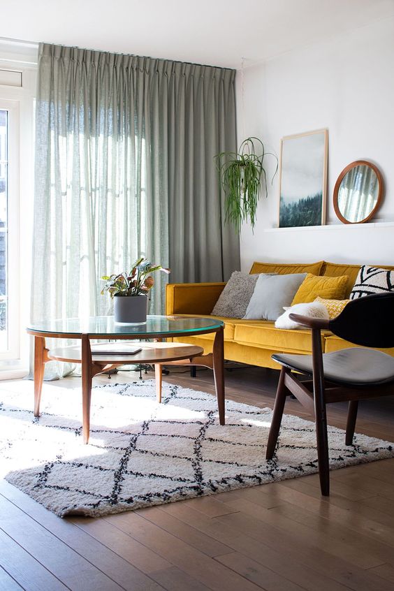 یک اتاق نشیمن مدرن ساده و عالی در سبک اواسط قرن با مبلمان زرد رنگ