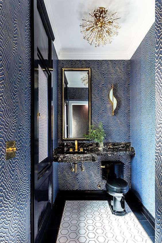 آینه و شیرآلات طلایی رنگ حمام