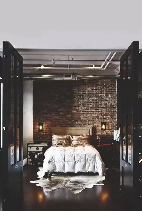 اتاق خواب صنعتی با دیوارهای آجری، تخت روکش دار
