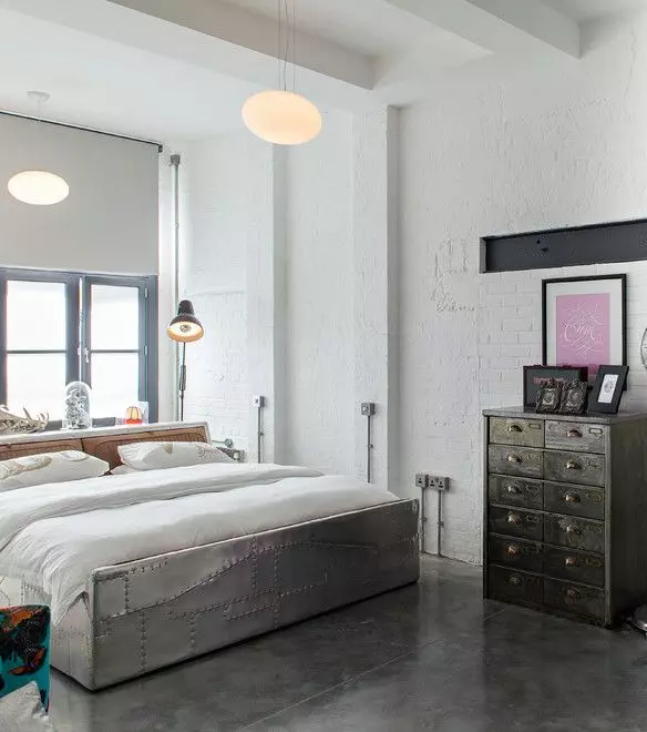 یک اتاق خواب صنعتی سفید با دیوارهای آجری