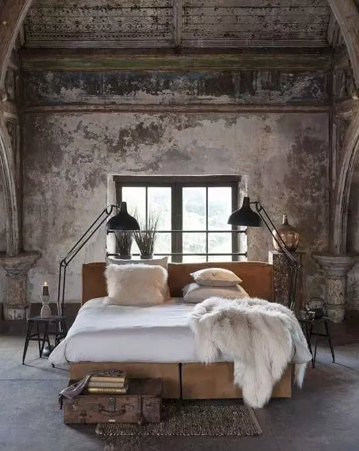یک اتاق خواب صنعتی با دیوارهای شیک کهنه