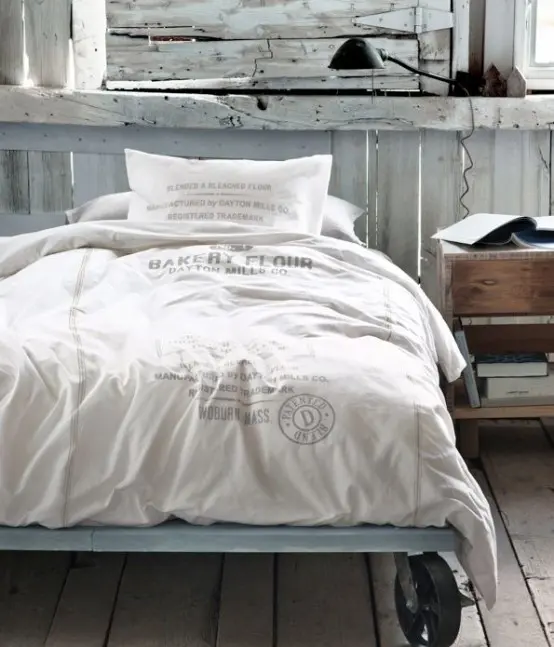 اتاق خواب سفید تزیین شده با چوب