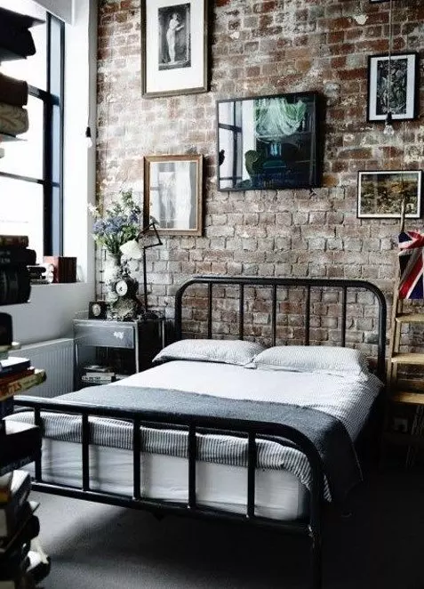 یک اتاق خواب صنعتی با دیوارهای آجری