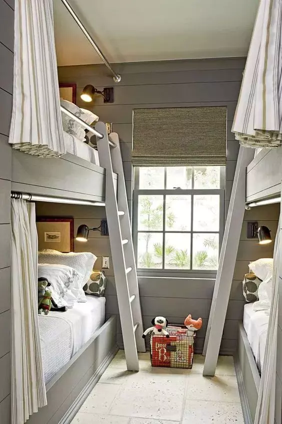 اتاق کودک خاکستری مدرن با تخت‌های دو طبقه توکار