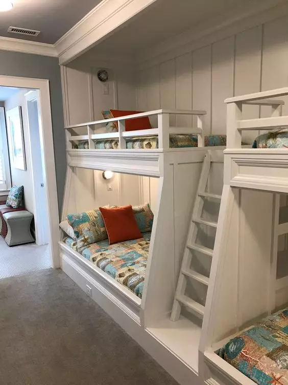 اتاق کودک مدرن با تخت خواب‌های طرح‌دار روشن