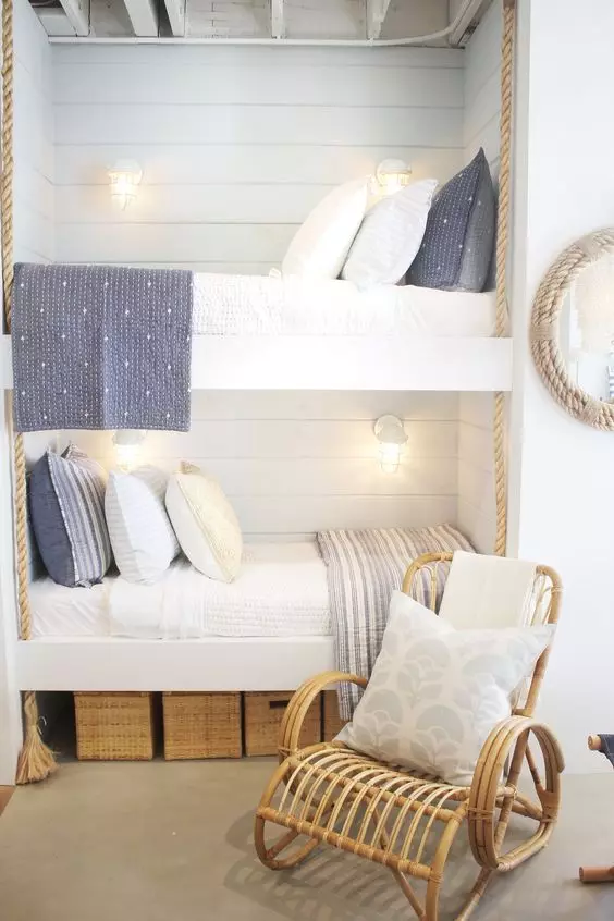 اتاق بچه با تم دریایی با دیوارهای سفید شبیه کشتی چوبی
