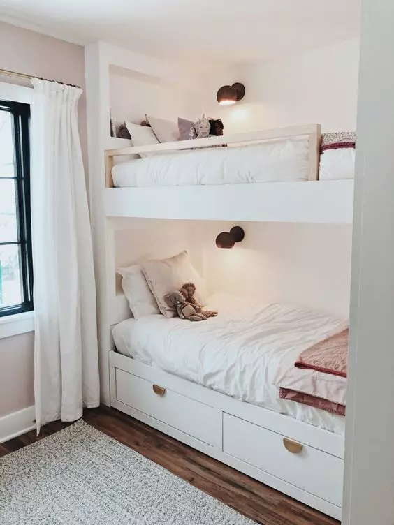 اتاق کودک خنثی و دلپذیر با تخت‌خواب‌های دو طبقه توکار سفید