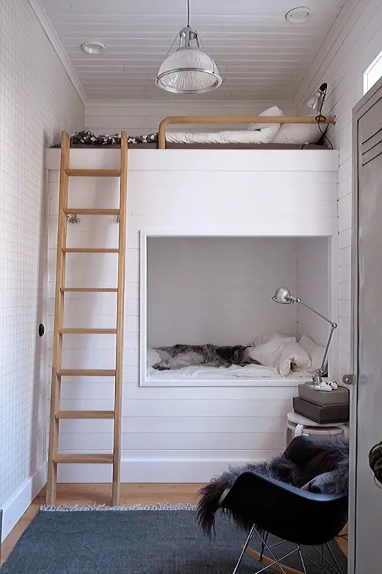 اتاق کوچک کودک با تخت‌های دو طبقه توکار سفید