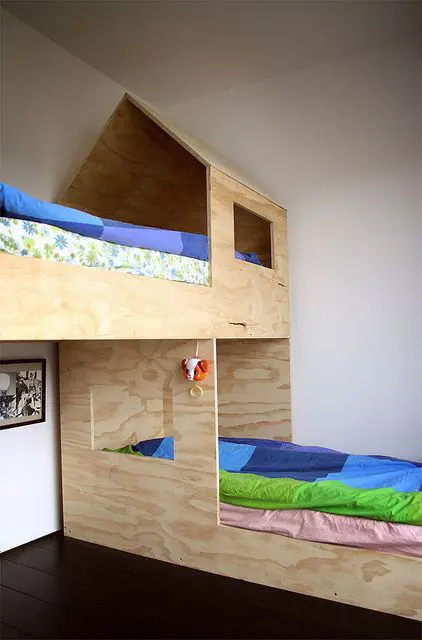 اتاق بچه کوچک با تخت دو طبقه 