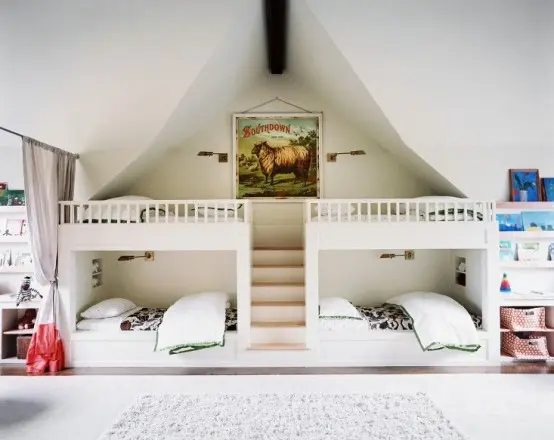 اتاق بچه کوچک سفید رنگ با چهار تختخواب دو طبقه توکار