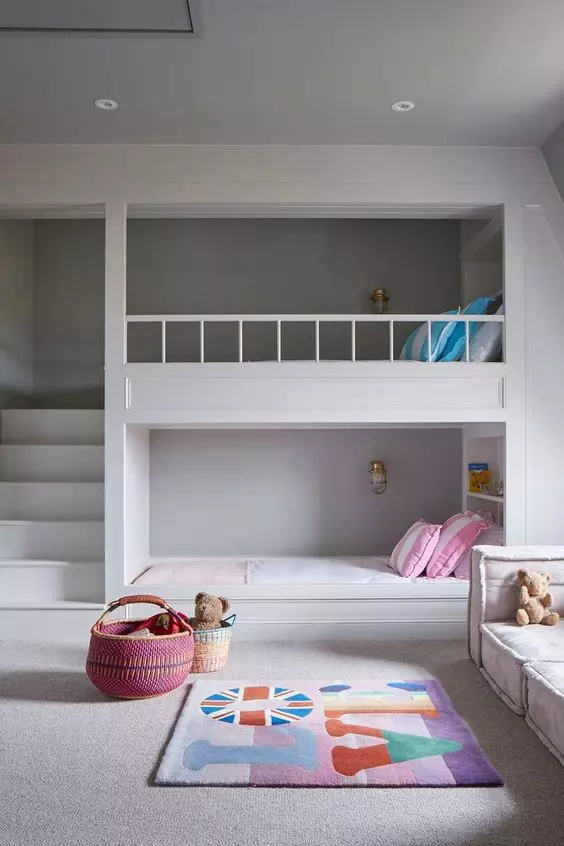 اتاق کودک تمیز مینیمال با تختخواب دو طبقه توکار