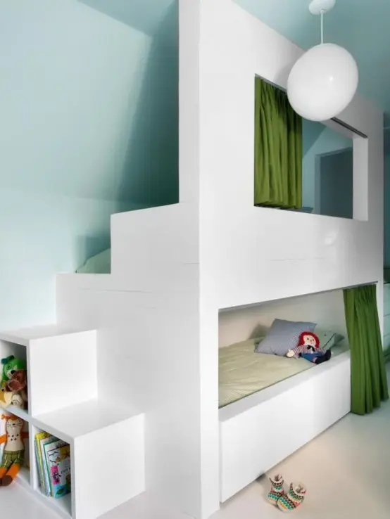 اتاق بچه کوچک با دیوارهای آبی و یک تخت دو طبقه توکار