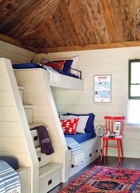 اتاق بچه تم دریایی با سقف چوبی، تخت‌های دو طبقه توکار