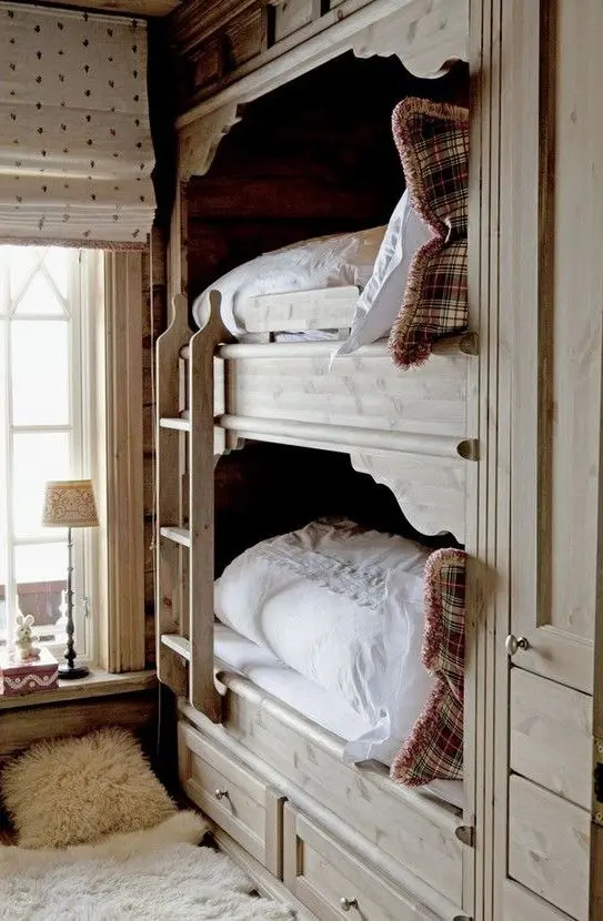 اتاق خواب قدیمی سبک روستیک با تخت خواب‌های دو طبقه توکار برای بچه‌ها