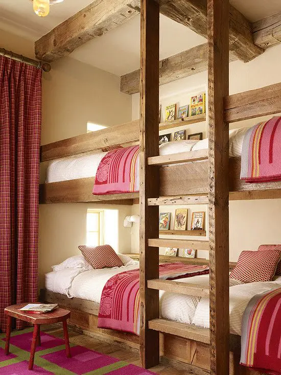 اتاق بچه سبک روستیک یا روستایی دنج با چهار تخت دو طبقه توکار