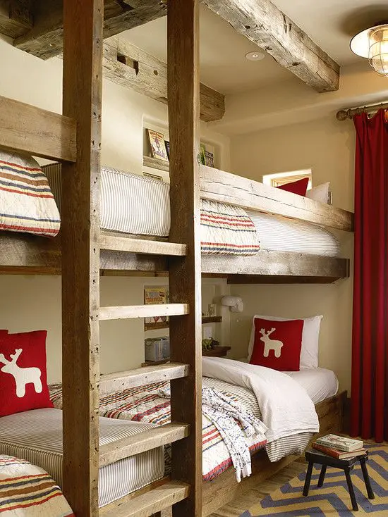 اتاق بچه دلپذیر با تخت‌های دو طبقه توکار رنگ‌شده