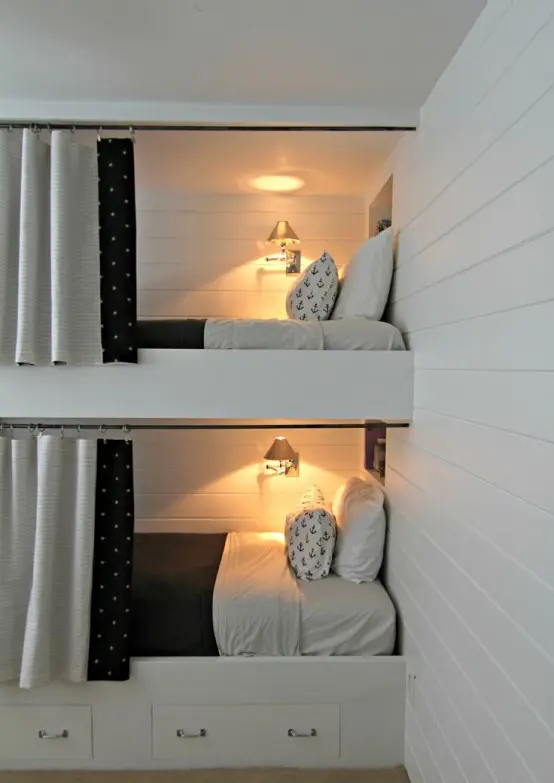 اتاق بچه‌ها به رنگ سفید با تخت‌های دو طبقه توکار