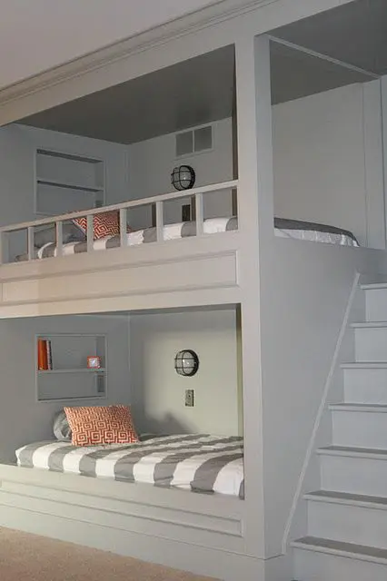 اتاق کودک خاکستری با تخت‌های دو طبقه توکار با روتختی 