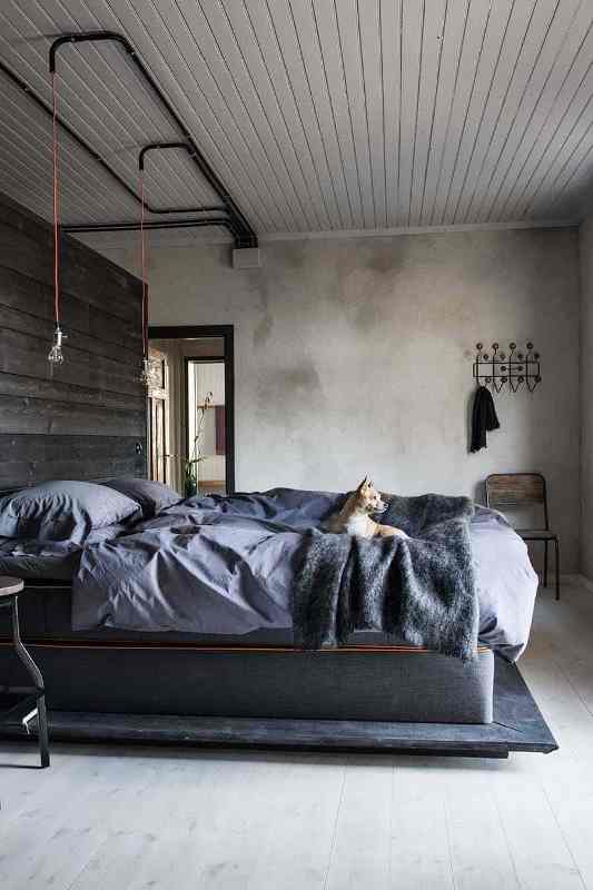 یک اتاق خواب صنعتی با سقف تخته‌ای