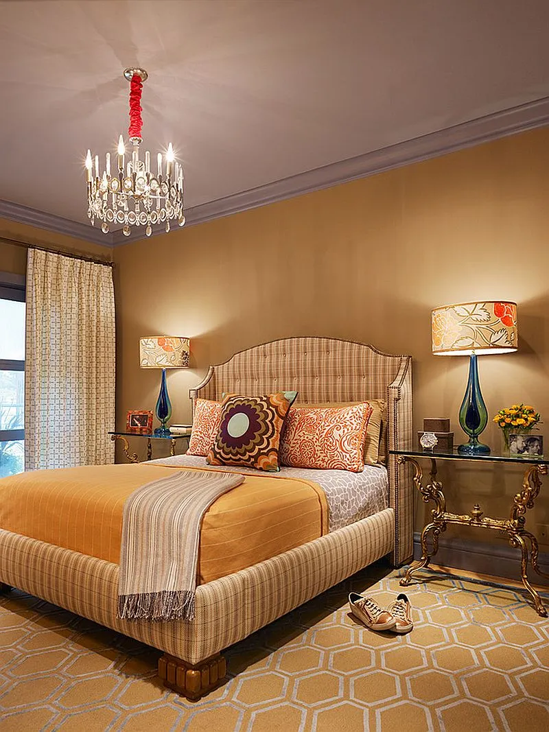 آباژورها به این اتاق خواب زیبای سبک ویکتوریایی الگویی منحصر به فرد بخشیده است.