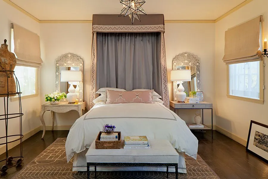 آینه‌ها زیبایی چراغ‌های رومیزی را در این اتاق خواب مدیترانه ای برجسته می‌کنند.