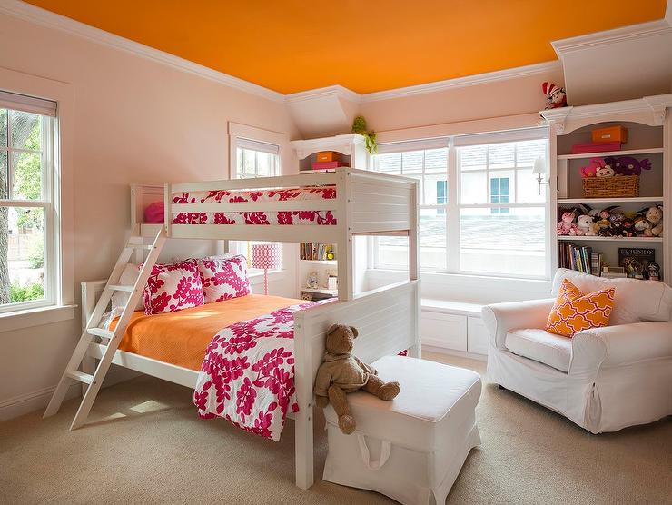 اتاق خواب دختر توجوان صورتی و نارنجی با سقف نارنجی