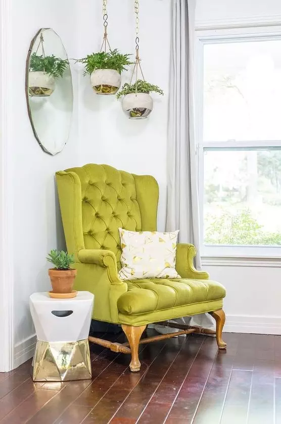 گوشه مدرن روشن با یک صندلی سبز نئونی