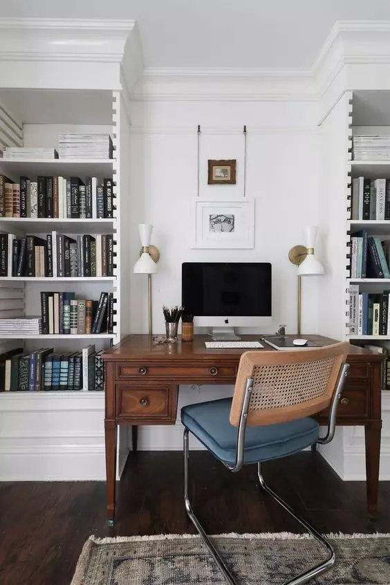 دفتر کار خانگی شیک با قفسه‌های کتاب توکار سفید